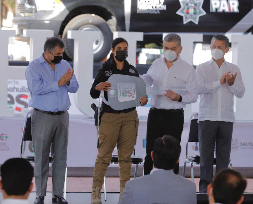 ednadavalos12's tweet photo. Con mucho gusto asistí al evento “Más Seguridad, Más Coahuila” donde nuestro Gobernador @mrikelme hizo entrega de patrullas nuevas a los policías de Coahuila. ¡Más inversión para la tranquilidad de los ciudadanos!
#TrabajandoPorTi
#D12 https://t.co/YVkrVJpuVR