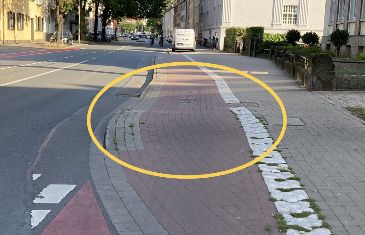 So eine Buckelpiste trotz Sanierung kann eigentlich nur zustande kommen, wenn man nicht wirklich darüber nachdenkt, was man da plant. Für Radfahrende ist es aber echt lästig…