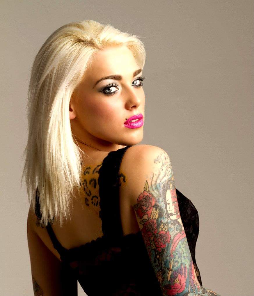 I'm the devil, and I got you under my spell.
I'm a woman
And I'm wicked

#ShesAWickedWoman #ImUnderHerSpell 
#UltimateQueen
#HerBadStreakIsSexy

youtu.be/GofYbKgbwnc