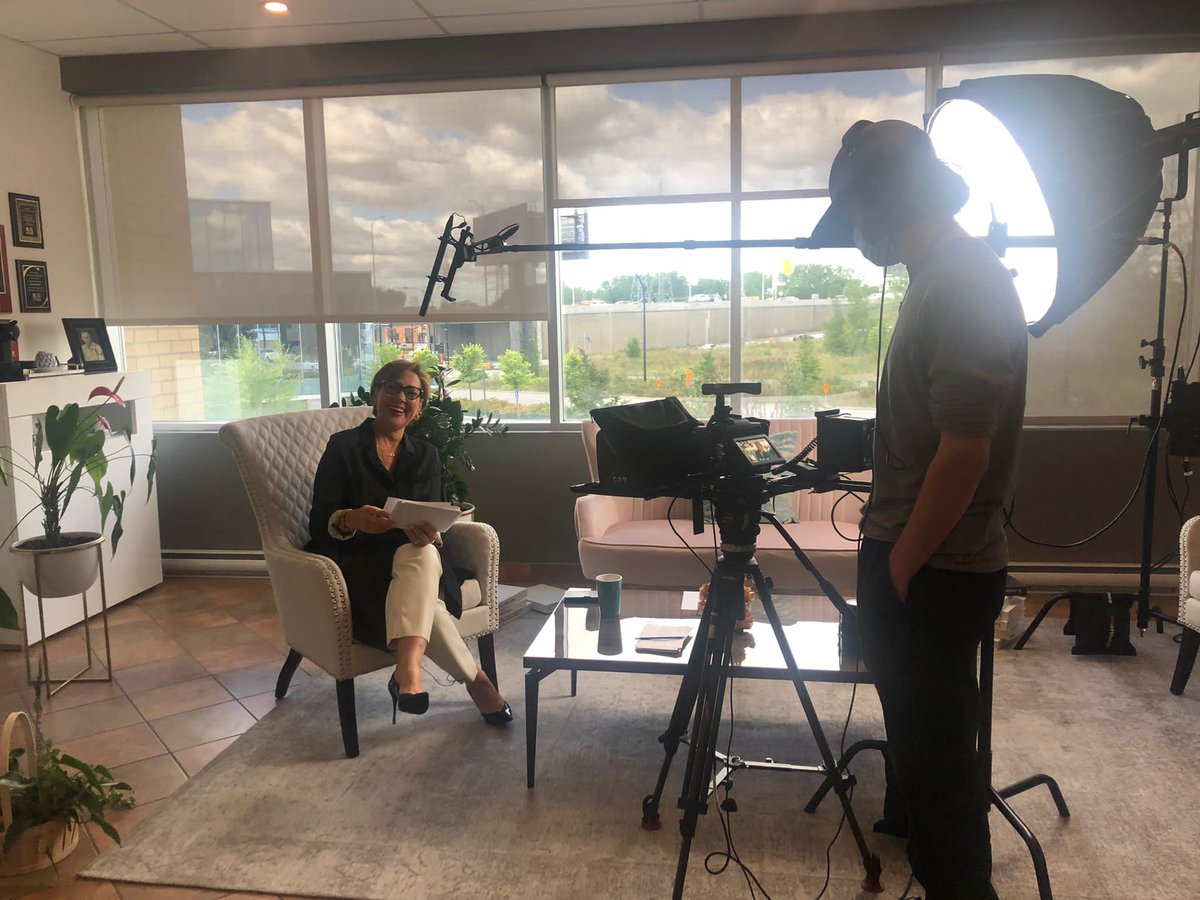 daniele_henkel's tweet photo. 🎬 Journée de tournage – BEHIND THE SCENES
Mes amis,
C’est la grande rentrée pour l’équipe https://t.co/F9Sksjy4nu
Mon équipe et moi sommes de retour de vacances et nous éprouvons beaucoup de plaisir à collaborer et à concrétiser nos projets! 🤩
👀 Restez à l’affut.
#DHTV https://t.co/eKR978GDe9