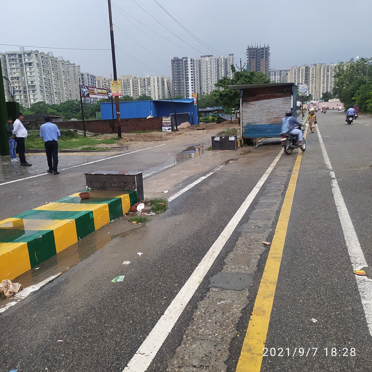 chitranshi62's tweet photo. @gdagzb @AMRUTCityGzb 
Encroachment on road opp AVS City Palace Rajnagar Ext. GZB. https://t.co/glnHCFhk4S