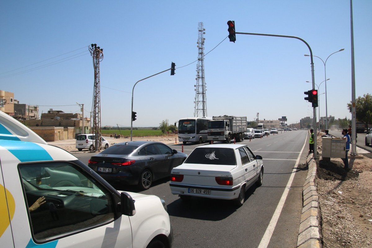 sanliurfabld's tweet photo. Şanlıurfa-Akçakale Yolunda yürütülen yol genişletme çalışmalarını hızlandırmak adına geçici olarak kaldırılan yaya üst geçidinin yerine "Akıllı Sinyalize Sistem" kurduk🚦

🚸Öncelik Hayatın, Öncelik Yayanın! https://t.co/bJRehpQv2O