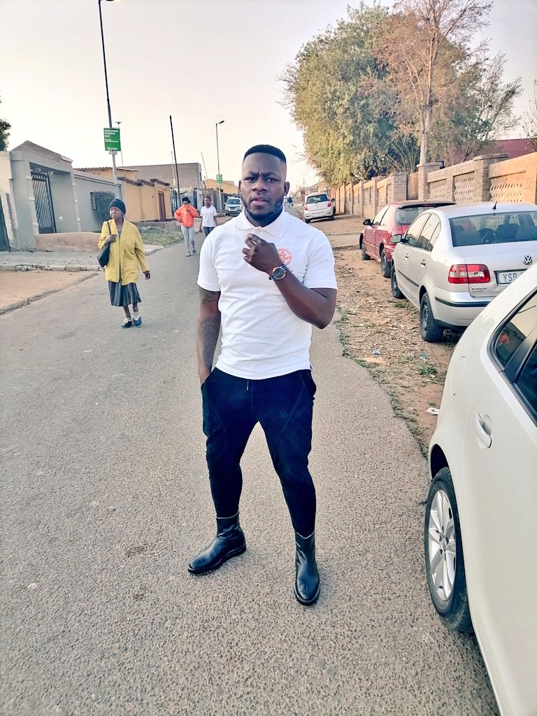 MojaChicken's tweet photo. Founder: Letlhogonolo 

Was born &amp; raised in a village called Taung

2005- Move to Jozi &amp; lived in a shack eThokoza. 

2006 - Used to walk around Yeoville asking people for money.

2008- Worked as a security guard

2010- Sold insurance in the streets 

All he had was a DREAM https://t.co/g9GraJJR31