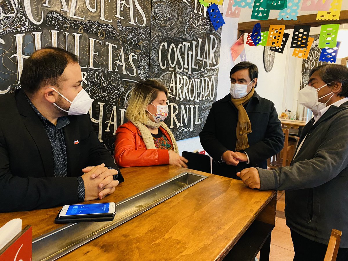 SERCOTECSexta's tweet photo. #Rancagua: Director @sebaosoriom junto a @EconomiaOhiggin @felixortizs visitaron a las #emprendedoras Claudia Mujica y Karla Rusowsky dueñas de “Emporio18” y “Tentaciones de Karla” beneficiarias del #BonoPyme, programas de @Sercotec_Chile y clienta del centro.

#ArribalasPymes https://t.co/Pm7E9cnjfQ