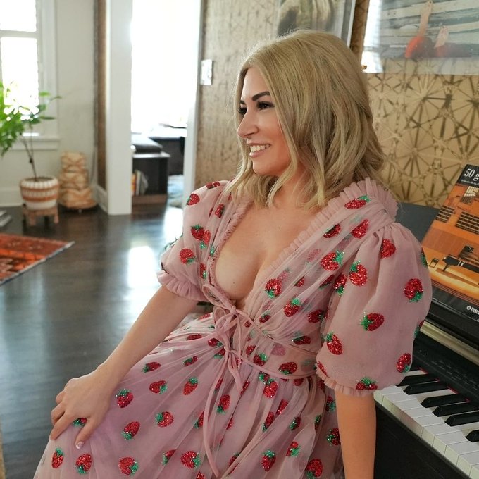 3 pic. Feeling like a princess ?? https://t.co/sKbjueQprL