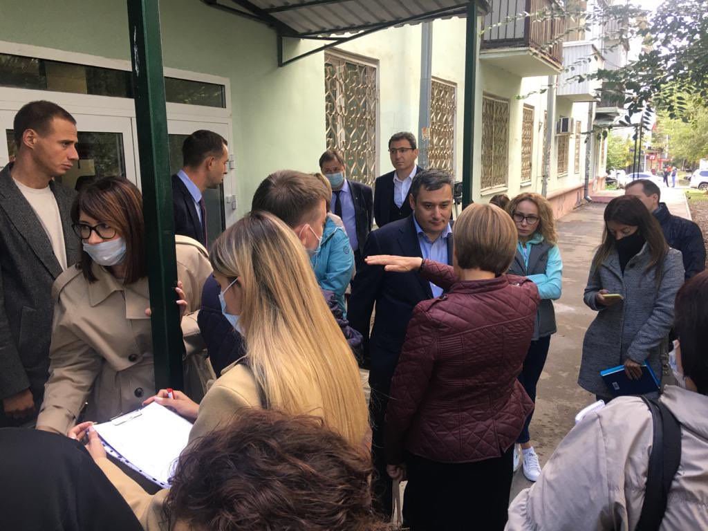 Khinshtein's tweet photo. Педиатры - вернутся в отремонтированную детскую поликлинику на Революционной, а само отделение - будет работать в прежнем режиме. Такое решение принял сегодня @AS_Benian по итогам нашей встречи с жителями, за что ему большое спасибо! 
https://t.co/Rjfv7LzR57 https://t.co/1lyFLuELD1