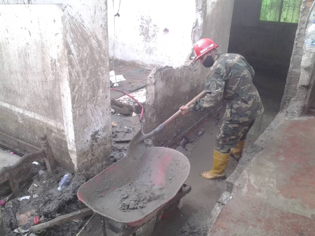 Continúan los soldados de la #FANB desplegados en los sitios de contingencia de la República donde las fuertes precipitaciones causaron estragos los soldados de la patria siempre estarán con el pueblo, colaborando, ayudando. ¡Sólo el pueblo, salva al pueblo!