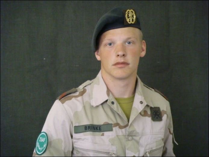 sebasdiekstra's tweet image. Op 7 september in 2008 sneuvelde de 21-jarige soldaat eerste klasse Jos ten Brinke. Hij stierf in Afghanistan na een aanslag met een bermbom. Wij blijven Jos, die het ultieme offer bracht, herdenken opdat wij nooit vergeten. #LestWeForget