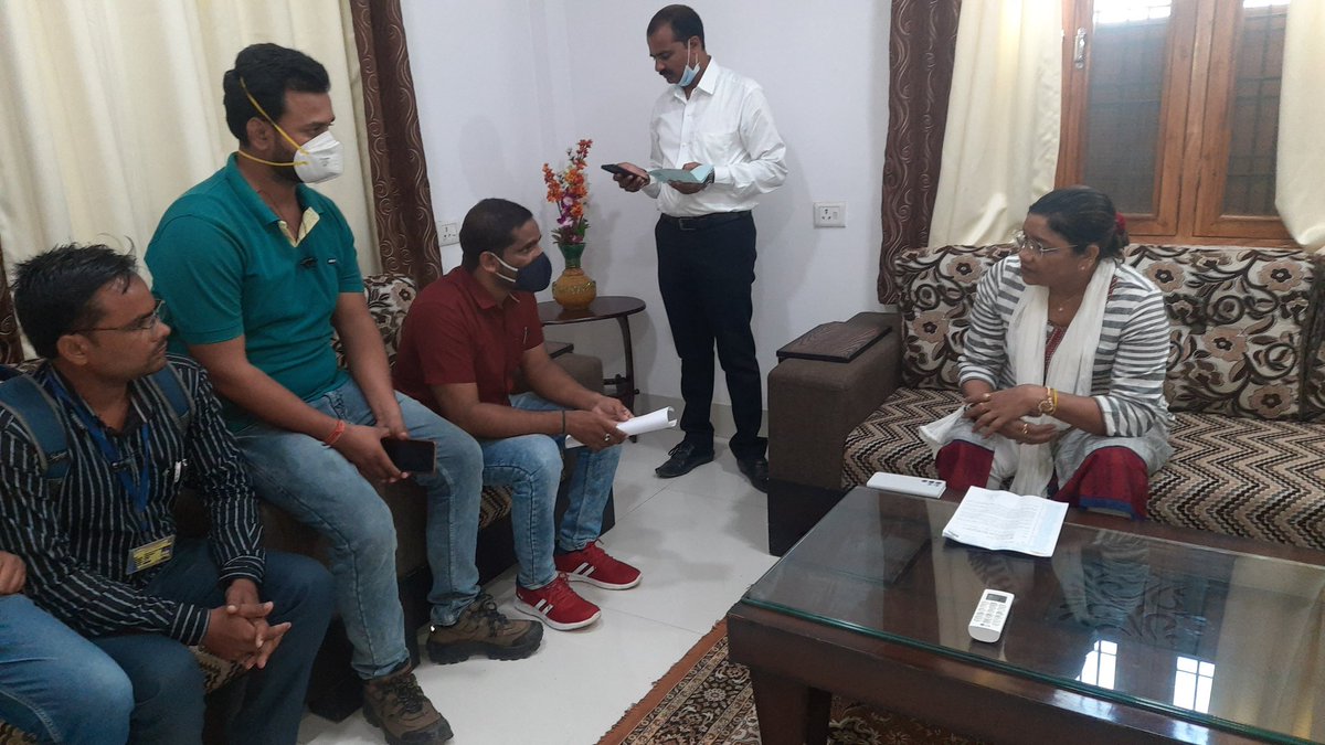BhanuAhire's tweet photo. आभार @renukasinghbjp  महोदया जी छत्तीसगढ़ के सभी #अतिथि_व्याख्याताओं का वेतन व्यवस्था आपके हस्तक्षेप पर निर्भर है।

@dpradhanbjp 
@umeshpatelcgpyc 
@TS_SinghDeo 
@drramansingh
@dharam_kaushik 
@amitjogi 
@OPChoudhary_Ind 
@lalluram_news @HigherEduCgGov https://t.co/DuPehgV7PJ