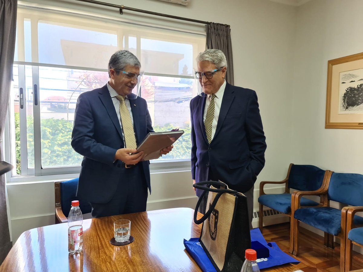 EmbaMexChi's tweet photo. El Rector de la @udeconcepcion, Carlos Saavedra, sostuvo un encuentro con el Emb. @fjolavarria, donde conversaron sobre la posibilidad de establecer la “Cátedra México”📚, fortalecer lazos culturales🧑🏾‍🎨 y retomar el programa de restauración patrimonial CreUdeC🖼️ #MéxicoEnConce https://t.co/rQn8fGTp0s