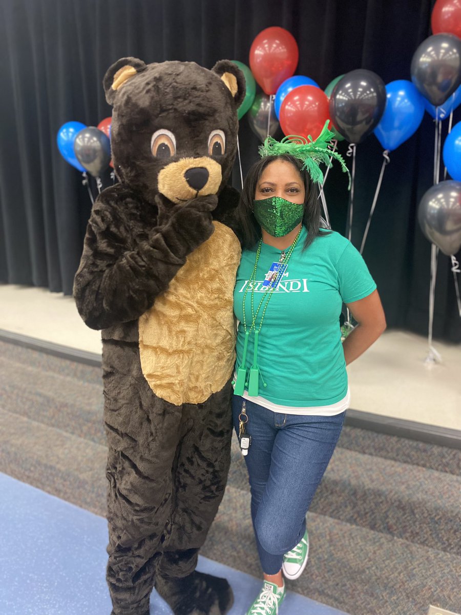It’s House Reveal Day for our new 4th and 5th graders! Barack the Bruin stopped by to bring the hype! 🖤❤️💚💙#myirvingisd #BeaBruin #housesystem