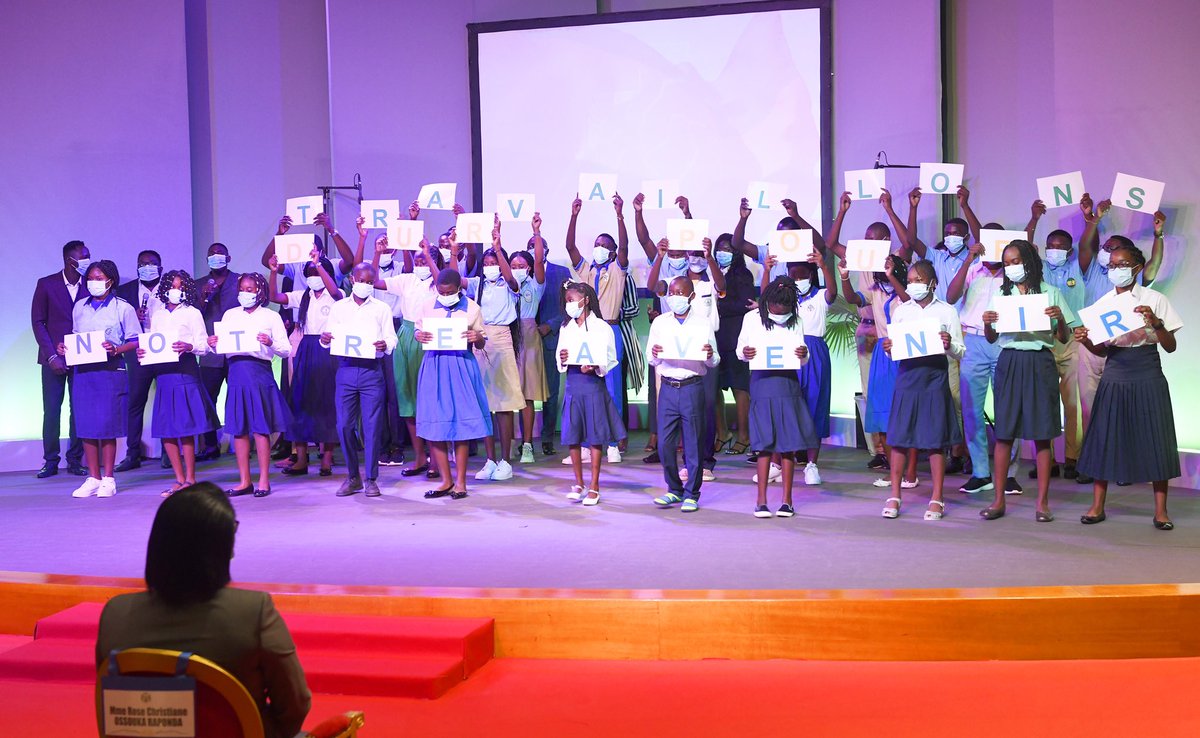 J'ai remis ce jour les récompenses aux lauréats du concours des meilleurs #élèves du #Gabon durant l'année 2020-2021.
Ces filles et ces garçons, qui viennent de tous les milieux sociaux et de toutes les provinces, sont des modèles pour notre jeunesse.
Nous pouvons en être fiers !