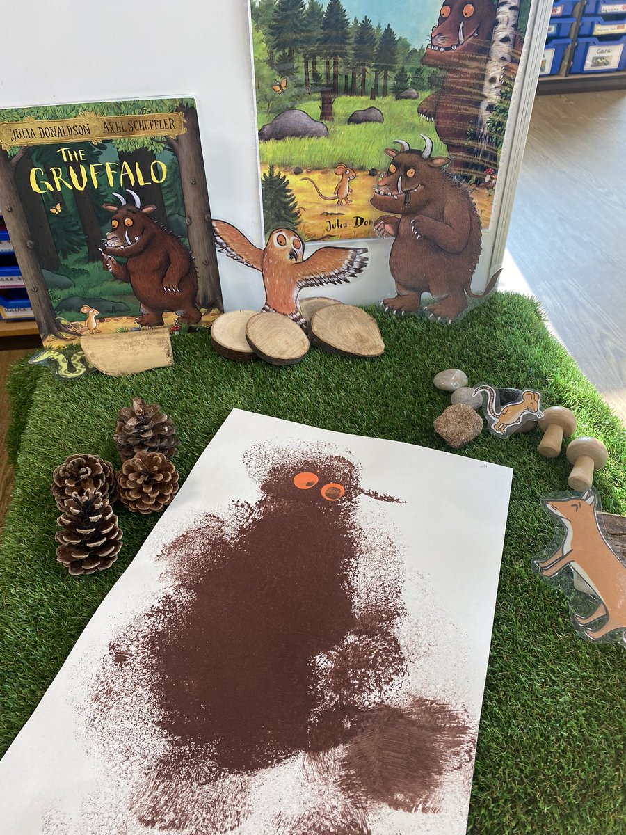 MissEdwards_1's tweet image. Such a lovely morning with the receptions ☺️ we’re focusing on The Gruffalo for the first two weeks and today we sponge painted our own Gruffalos 🎨  #earlyyearsteaching #scittstudent #pgceprimary #pgcestudent #teachertraining #educhat #primaryart #PrimaryRocks