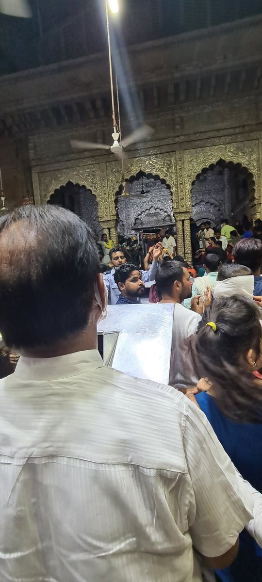 VishnoiSalil's tweet photo. हिन्दू तिथि,मिति के अनुसार आज भदई अमावस्या हमारी जन्म तिथि होती है, आज हमारा परम सौभाग्य रहा कि वृन्दावन में बिहारी जी की ड्योढ़ी पर मत्था टेकने का सुअवसर प्राप्त हुआ, श्री बांके बिहारी लाल की जय,,,, https://t.co/AYLoHFw6mC