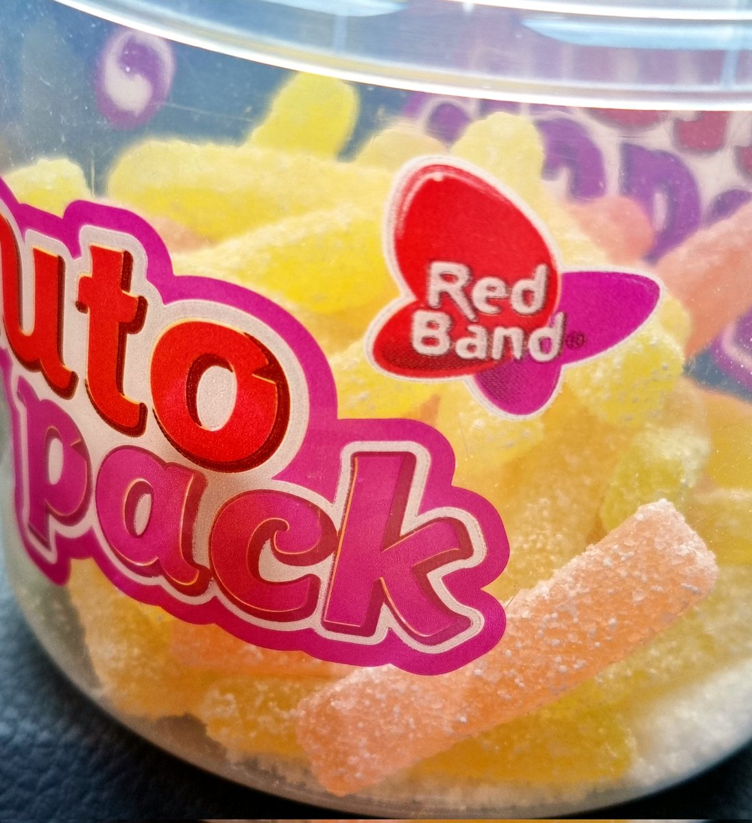 MissTeris2's tweet photo. Liebe Snack-Hersteller,
ich habe jetzt meine bevorzugten roten und grünen sauren Dinger gegessen.
Was fang ich jetzt mit dem, bei mir nicht so beliebten, Rest an? 🤔
#saureDinger #autopack #redband https://t.co/IRgDcnvB9W