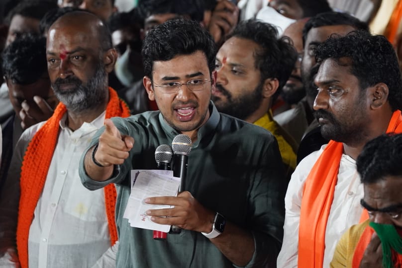 Tejasvi_Surya's tweet photo. TRS is a family of just 4 people while @BJP4Telangana is a family of 4 Cr people

I urge BJP karyakartas to take the policies of PM Sri @narendramodi to every house in Telangana &amp; ensure that BJP defeats this dynastic &amp; corrupt party. 

#PrajaSangramaYatra https://t.co/8rlW95V5Jk