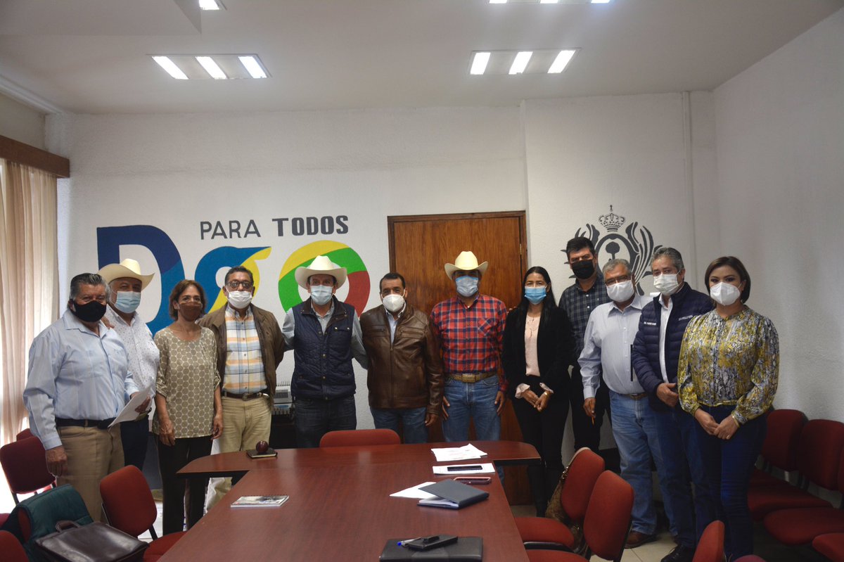 Manuelsz2021's tweet photo. Esta mañana me reuní con los integrantes del ejecutivo estatal de la #CNC el cual preside el Ing. Pedro Silerio García, a fin de coordinar el apoyo para la formación de una figura jurídica para la producción de semillas certificadas de frijol con calidad genética.
#SAGDR https://t.co/KueCHAgNTO