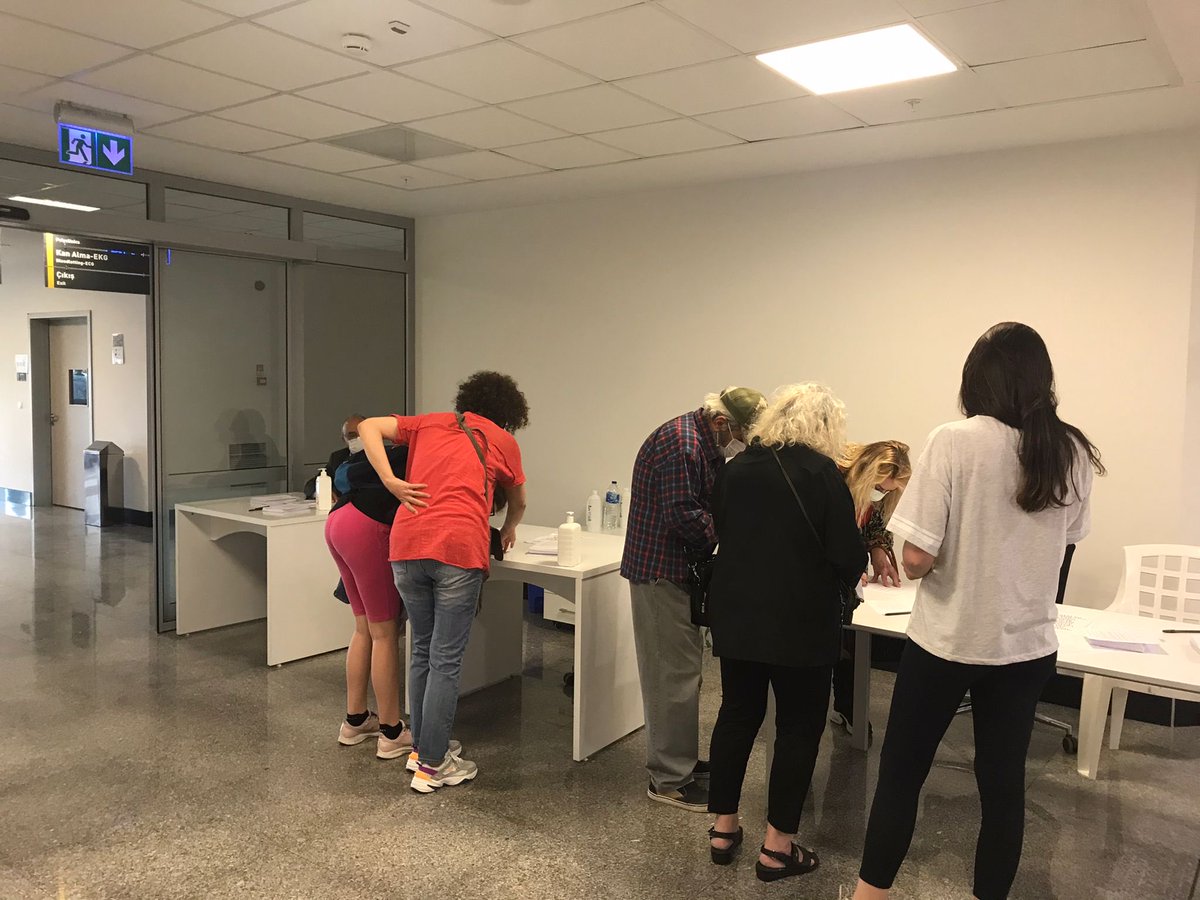 Ömer Vehbi Hatipoğlu (@omervh) on Twitter photo Bugün aşıyı teşvik amacı ile Ankara Şehir Hastahanesine gidip vatandaşların aşı formunu doldurmalarına yardımcı oldum. Bir saat içinde yüzlerce vatandaş form doldurdu. Personelin olağanüstü çabasına bizzat tanık oldum. Tebrikler .. <a href="/drfahrettinkoca/">Dr. Fahrettin Koca</a> Bugün aşıyı teşvik amacı ile Ankara Şehir Hastahanesine gidip vatandaşların aşı formunu doldurmalarına yardımcı oldum. Bir saat içinde yüzlerce vatandaş form doldurdu. Personelin olağanüstü çabasına bizzat tanık oldum. Tebrikler .. <a href="/drfahrettinkoca/">Dr. Fahrettin Koca</a>