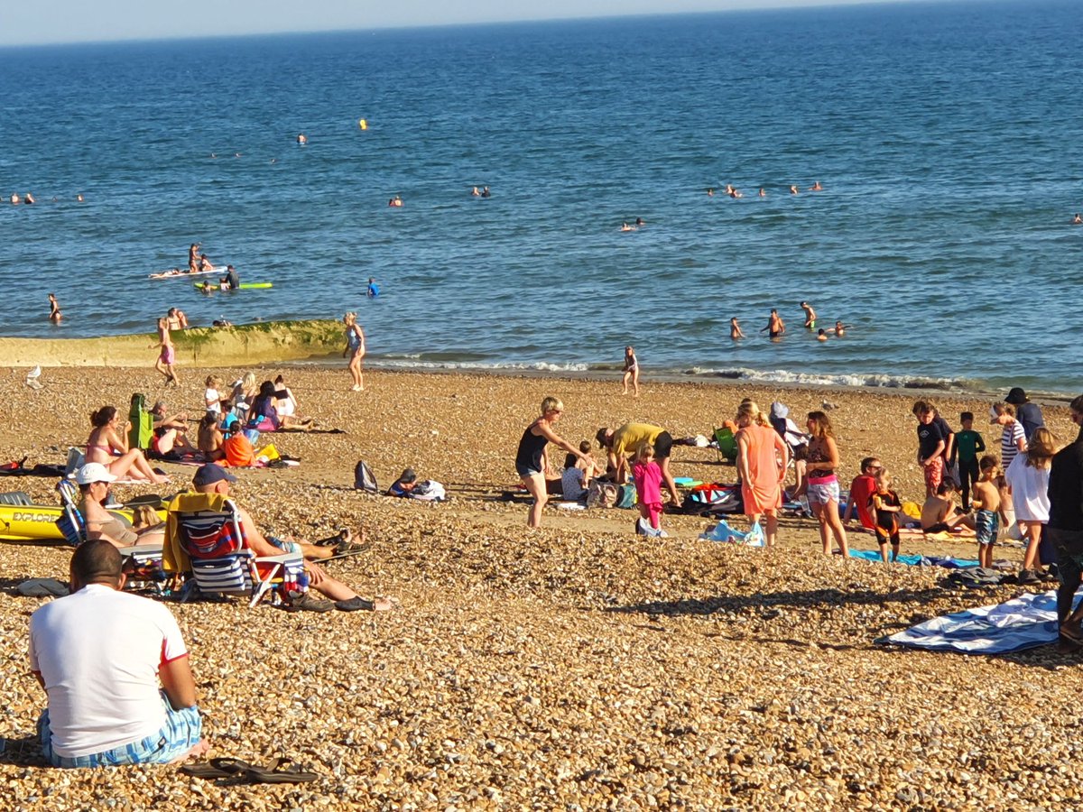 warrior_orion's tweet photo. Last day before isolation. Which I could do with after this lot! Blimey even the sea is rammed!!😮⛱
#Orion #aplaceinthesun #brightonbeach #chocka https://t.co/6uvhoi2BBp