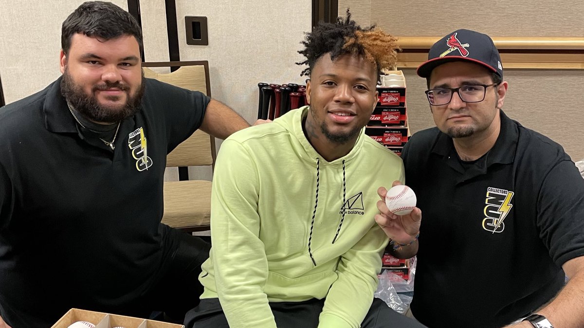 shopmeelypops's tweet photo. @ronaldacunajr24 with Jameel & @moneybison
#collectorscon #acuna #ronaldacuna #signing #convention #LaborDayWeekend #ronaldacunajr
@KentuckyCards @JeffCardozoUF @RbiCru7 @ZachAbolverdi @pat_dooley @SportsCardInv @Ballcardxchange @Braves @TJCardCollector @Ballcardxchange https://t.co/QZfU0kmoqo