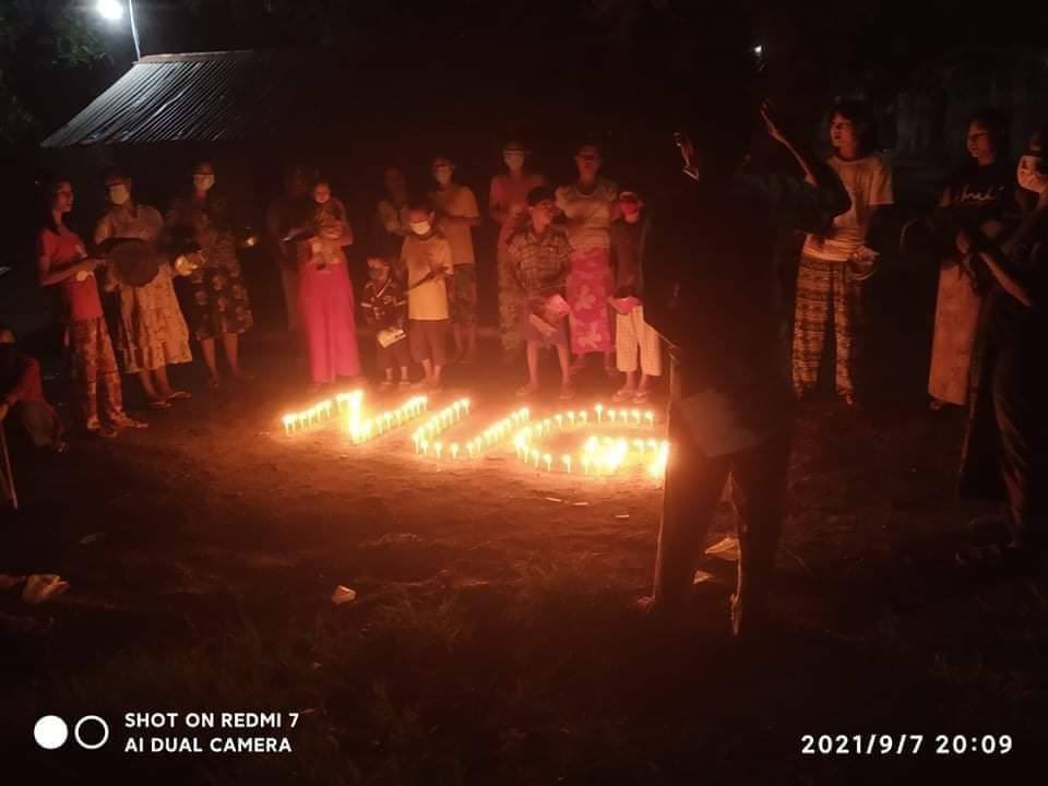 KhinLPW's tweet photo. Candlelight strike figuring  ‘NUG’ by residents from Salingyi Tsp to show their support to @NUGMyanmar &amp; banging pots &amp; pans to overthrow military dictatorship. #WhatsHappeningInMyanmar #Sep7Coup https://t.co/UX8Xy4i8K7