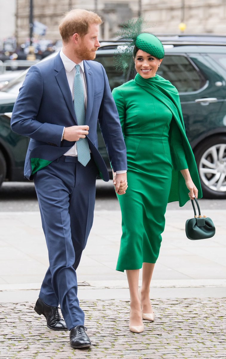 ladyg2021's tweet image. That green lining in Harry suit was everything #EscapingThePalace
