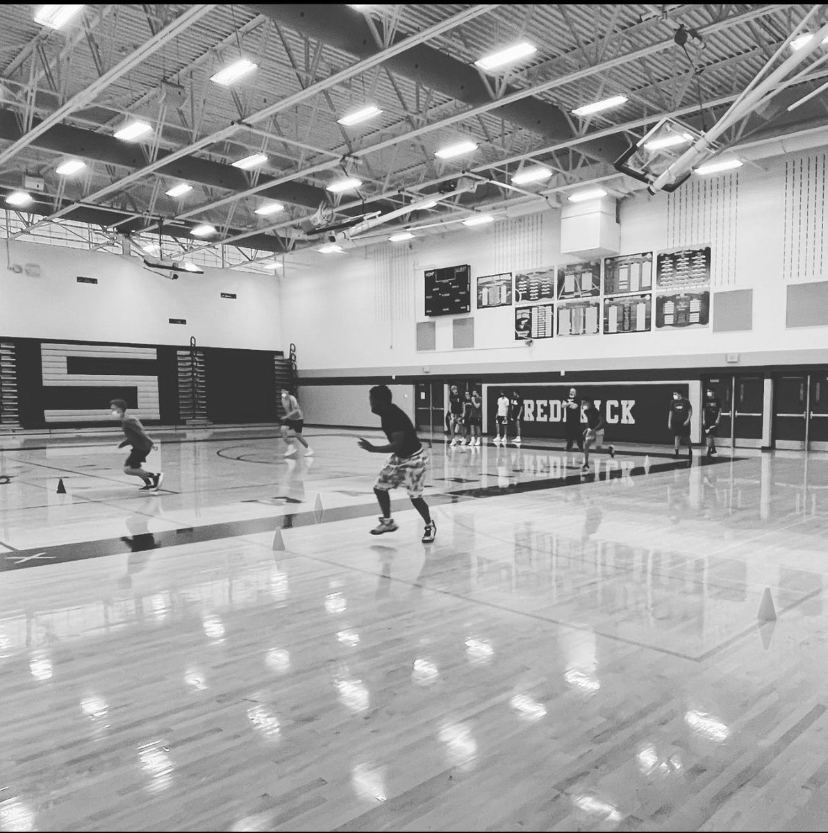 FrederickBoysBB's tweet photo. 31 Motivated FHS Basketball players showed up at 6:30am to get better #getonthebus🚌🚍 #fhshoops https://t.co/dbupZjMgps