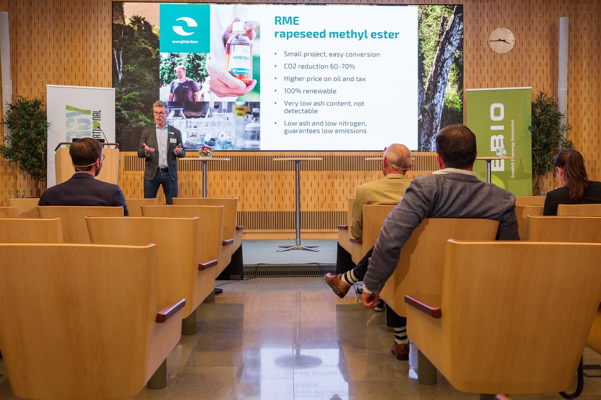 BioenergyIntl's tweet photo. Sweden: It's a wrap 4 @Svebio Fuel Market Day 2021 closing w/ a look at trade in #biomass fuels (#pellets, #woodchips & #biooils). Andrius Smaliukas Baltpool, Magnus Kyhlberg @Scandbio, Henrik Fridholm @Energifabriken & Jean-Marc Jossart @bioenergyEU. Thx 4 sharing news & views. https://t.co/jzZ3Vyg8Ev