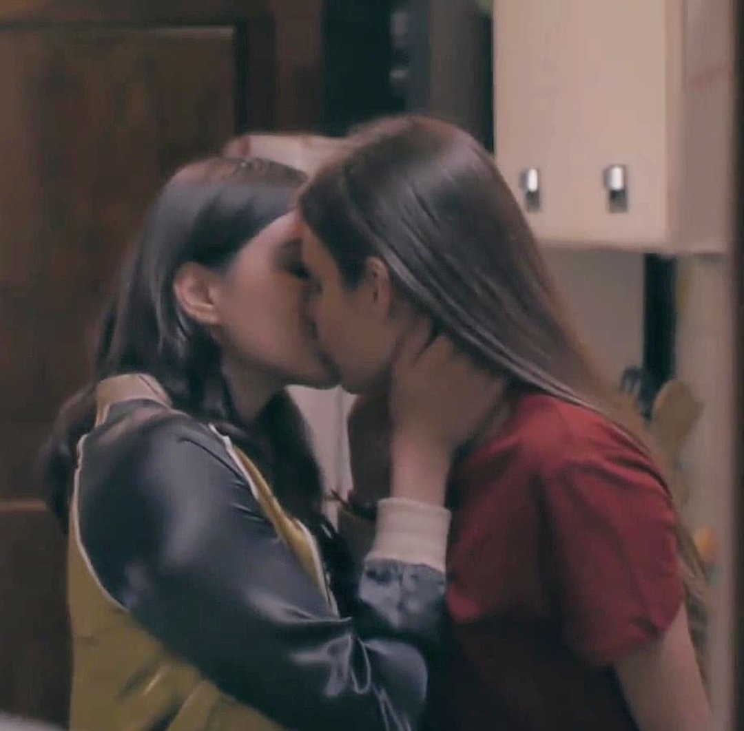 лесби целуются в школе фото 46