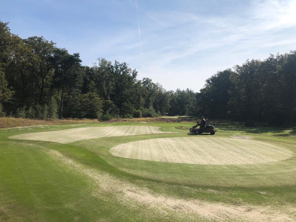 Maintenance week 💪🏻⛳️

Over the last couple of days our greenkeeping team has been hard at work with various different maintenance works happening on the greens, tees and fairways. 

Hollow-cored greens ✅
Top dressed greens, tees and surrounds ✅

<a href="/DeRidderBV/">De Ridder B.V.</a>