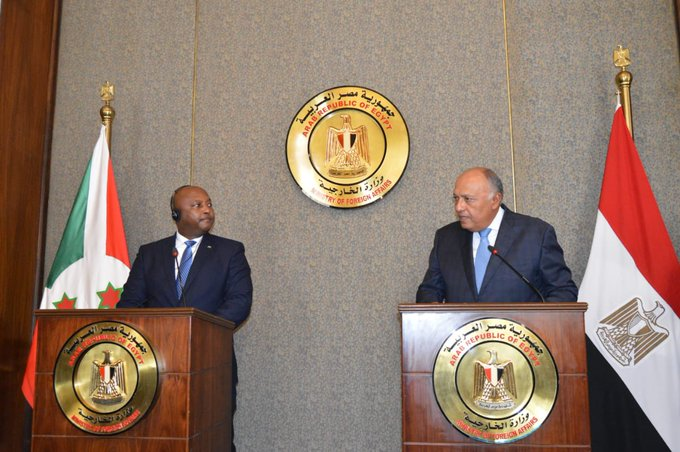 Ikiriho's tweet photo. 💬🎙️Après l'entretien en tête à tête et la séance élargie au reste de la délégation, le @MAEBurundi @AShingiro et le @MfaEgypt Amb. #Sameh #Shoukry ont animé un point de presse et répondu aux questions des journalistes.
|#Burundi-#Egypt|🇧🇮🇪🇬 https://t.co/K3NvGWW8JM