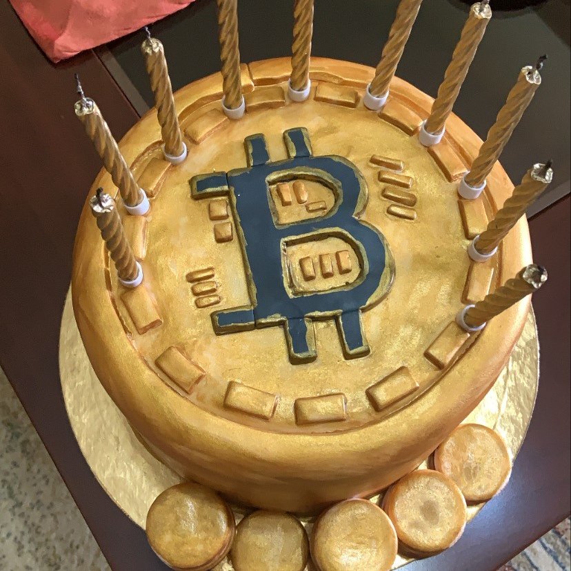 PavlosTze's tweet photo. Throwback to some months ago where I had my birthday. Best birthday cake ever 😁
#Bitcoin #BTC #birthdaycake #bitcoincake https://t.co/ZYe6jrxC3O