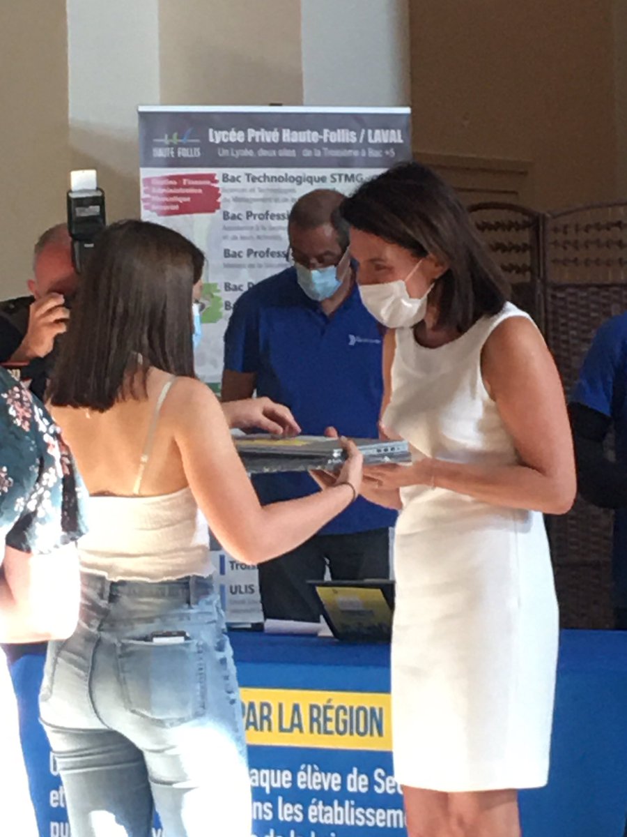 AldoFOSCHIA's tweet photo. Distribution #MonOrdiAuLycee ce matin par @C_MORANCAIS au lycée de l’@EnsCatho Haute-Follis de #Laval et inauguration future #restauration, avec Jacky MAIGNAN et François ROSERAY. Soutien important de la Région @paysdelaloire aux jeunes et à notre réseau d’#enseignement. Merci ! https://t.co/myFt1bMnCc