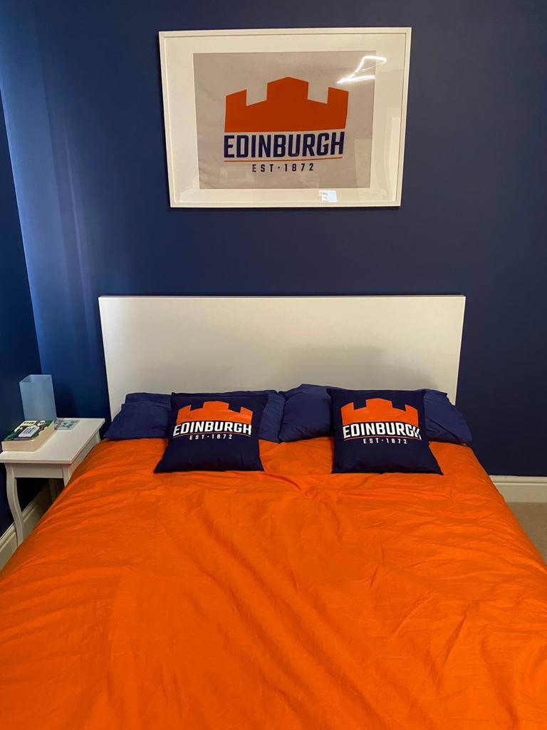 Hey @EdinburghRugby, we’ll see your season ticket bag gifts, and raise you some @EdinburghRugby cushions to go with this ER bedroom 👊🔵🟠

#BagsNoMore #AlwaysEdinburgh