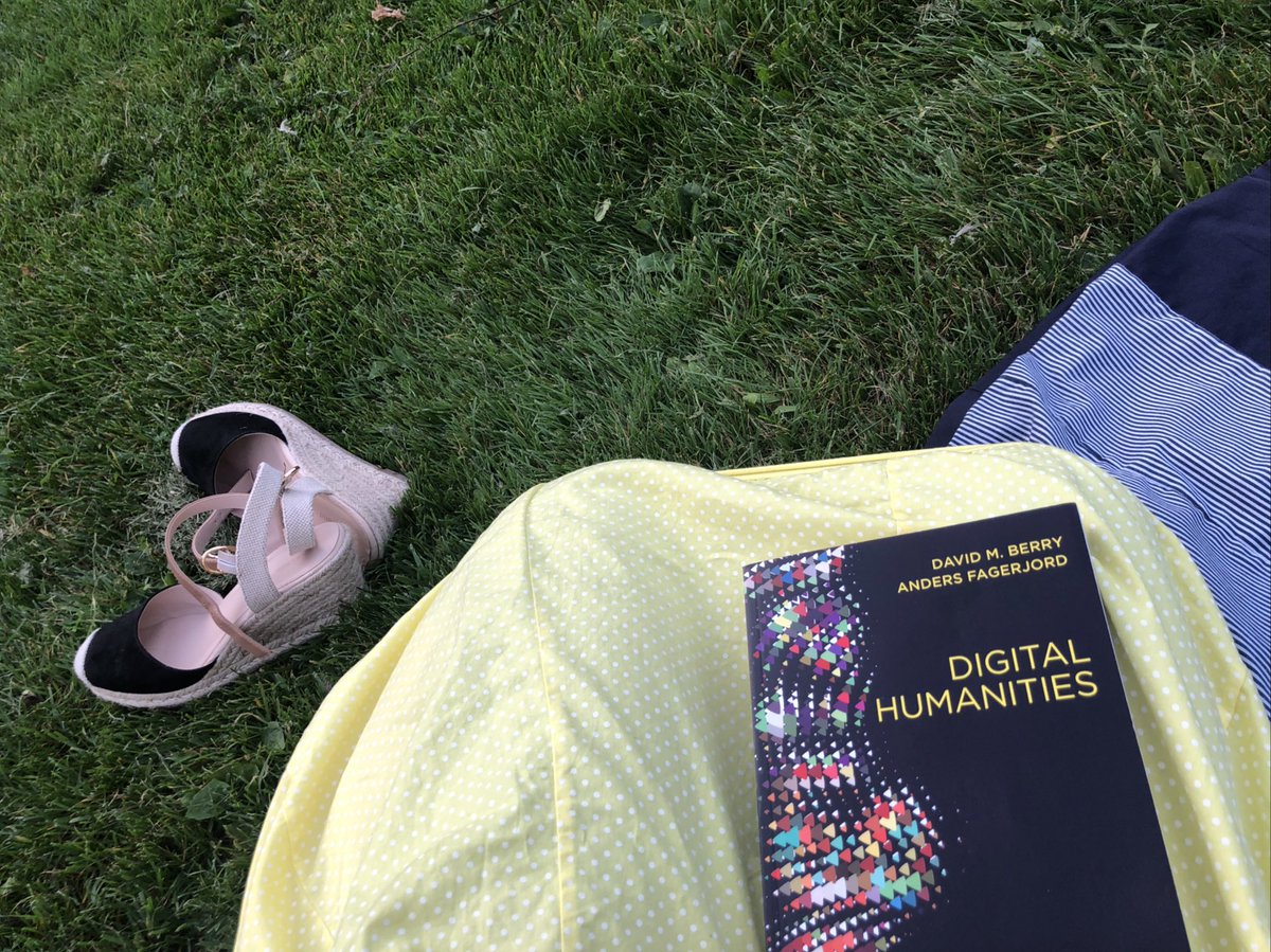 Nach vollem digitalen Konferenztag bei @NetzLW jetzt lauschig mit einem Buch aus Papier im Park. Herrlich!