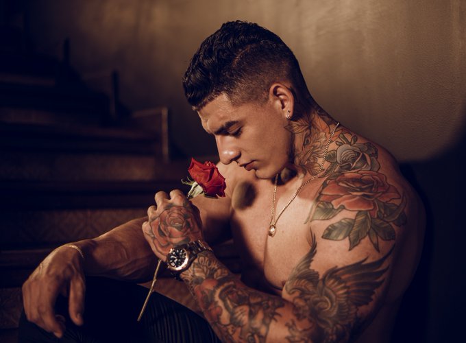 Everyone deserves a red rose every now and then. Luckily @DorianLux1 is here to make your fantasies a