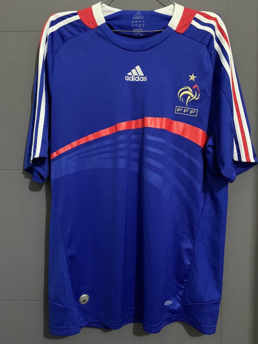 SvJersey's tweet photo. La actual campeona del mundo, es la selección de Francia 🇫🇷 la cual atraviesa una mala racha desde la Euro 2020. Me hizo recordarme del jersey usado en la Euro 2008, en la que los gallos no lograron avanzar de fase de grupos.
.
.
#jersey #france #francia #leblue #adidas #uefa https://t.co/wAo06aQY02