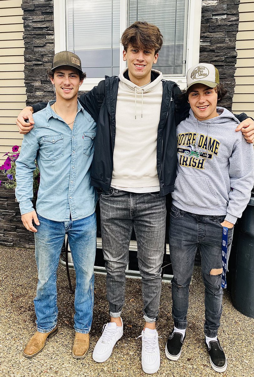HollyMakow's tweet photo. Our house is full and my heart is happy. So excited to have Jace back and to welcome Evan to our family. Bring on Grade 12 and the new hockey season. #billetbrothers #backtoschool #hockeyisfamily #sprucekings #cariboocougars @RyanMakow @AnnaDF71 @DeanNorman20 https://t.co/vTDM0jvJBp