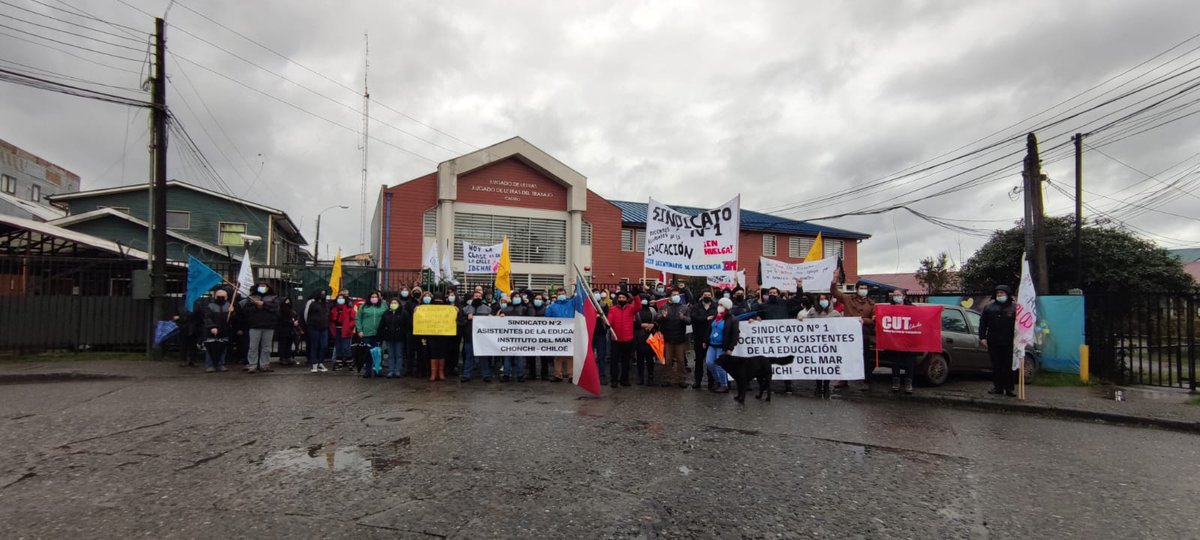 Sindicaton2adle's tweet photo. 🔴 Ayer ambos Sindicatos en compañía de #Estudiantes, #CentroGeneraldePadresyApoderados, representantes de la #CUT, #ColegiodeProfesores, @ialvarezvera y autoridades comunales, marchamos por el centro de Castro hacia el Juzgado de Letras del Trabajo @jjlalvarez @javieraalvarez https://t.co/iGdpnoxqhJ