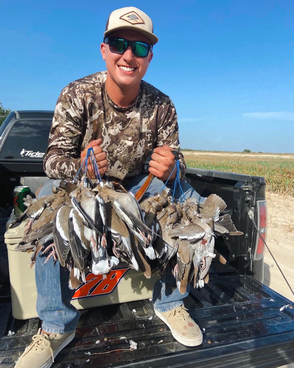 seth_ball78's tweet photo. Birds on the border with Logan🕊 #4Lo https://t.co/63VPiSlcNh