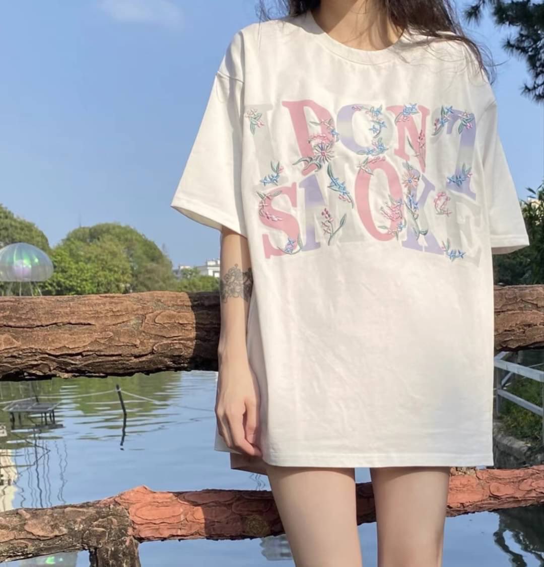 cutelanddx's tweet photo. เสื้อยืดทรง Oversize สกรีนลายตัวอักษรแต่งลายดอกไม้
ราคา • 250฿
Size • อก 42-48" รอบแขน 19" ความยาวแขน 15" ความยาว 29 นิ้ว
Color • ขาว

#เสื้อผ้าสไตล์เกาหลี #เสื้อโอเวอร์ไซส์ #เสื้อผ้าเกาหลี #เสื้อผ้าราคาถูก #พร้อมส่ง #ของดีบอกต่อ #ฝากร้าน https://t.co/T4O6XB47Am