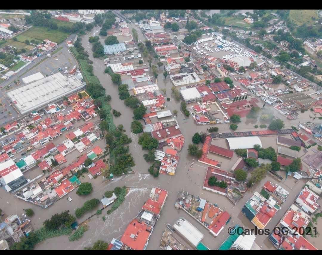 arturo_rega's tweet image. Vista aérea de #TulaHidalgo después del desbordamiento del #Rio #Tula muchas personas afectadas que aún siguen esperando ayuda RT 🙏🏼 @GarciaPosti @faisirrito @ricardomedijo @slobotzky_ Se necesita mucha ayuda