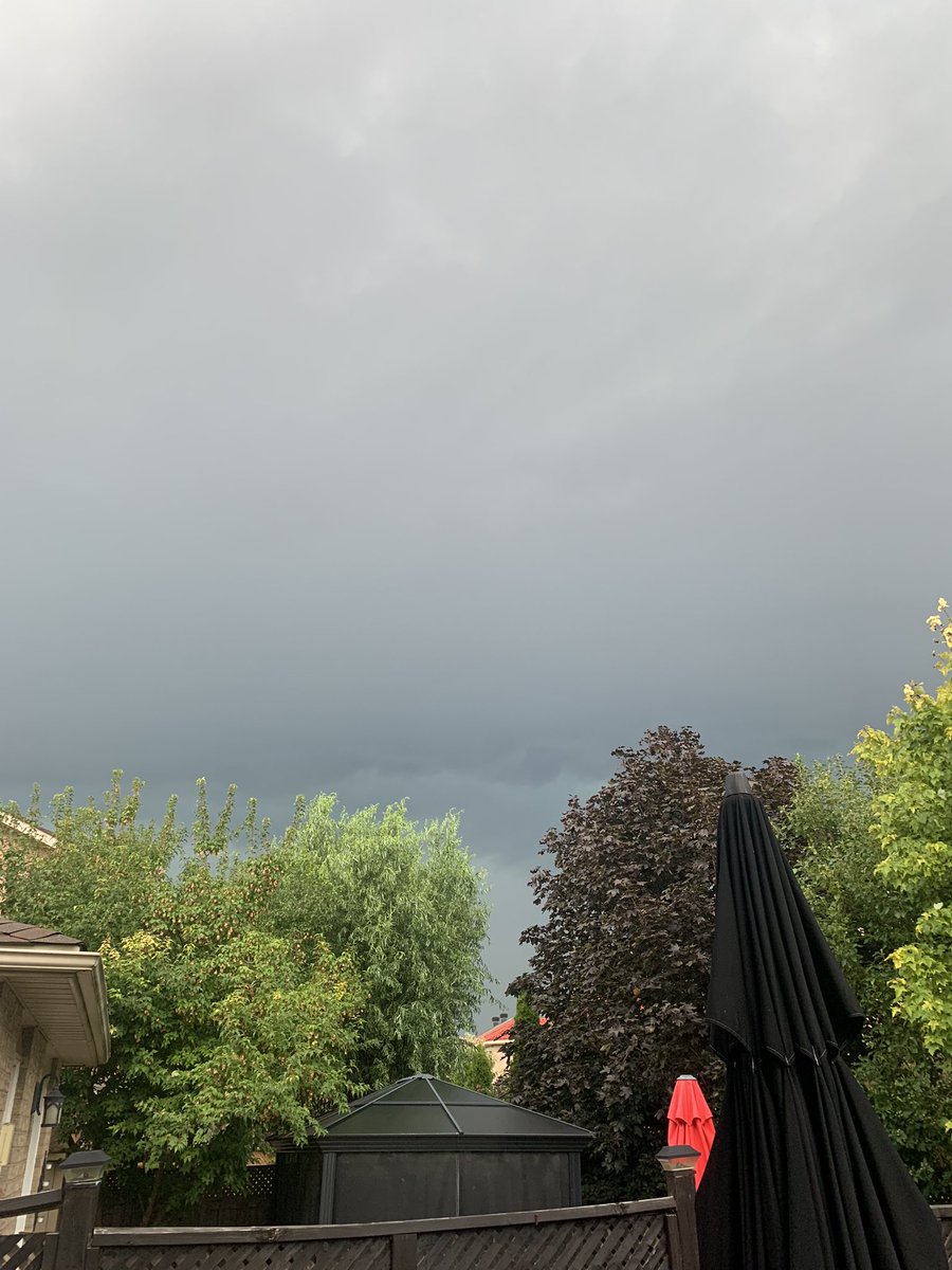 divadudestwin's tweet photo. @CP24 Storms coming.  From mississauga #onstorm https://t.co/qGFVpq0aX7