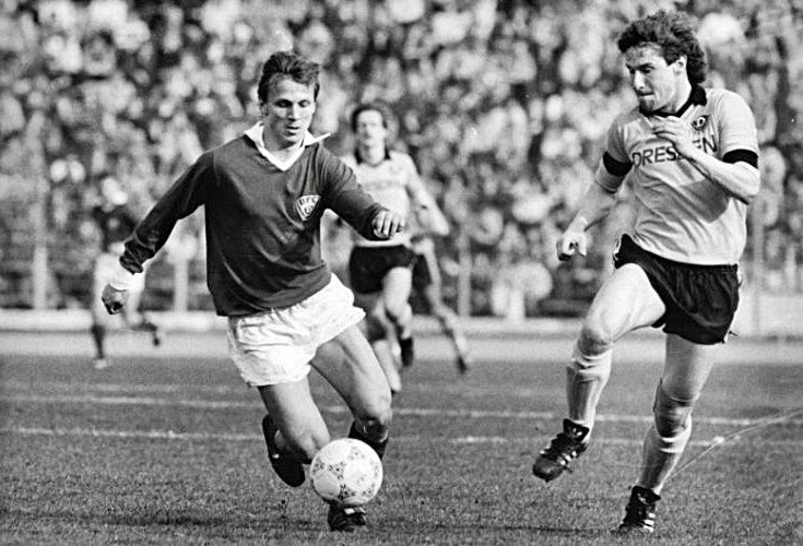 Andreas Thom was born #OTD in 1965. The Dynamo Berlin striker became the 1st East German to transfer to the Bundesliga when Bayer Leverkusen paid DM2m for him in 1989. #Celtic paid a club record £2.2m for him in 1995. Here he is, facing Dynamo Dresden's Andreas Trautmann in 1988.