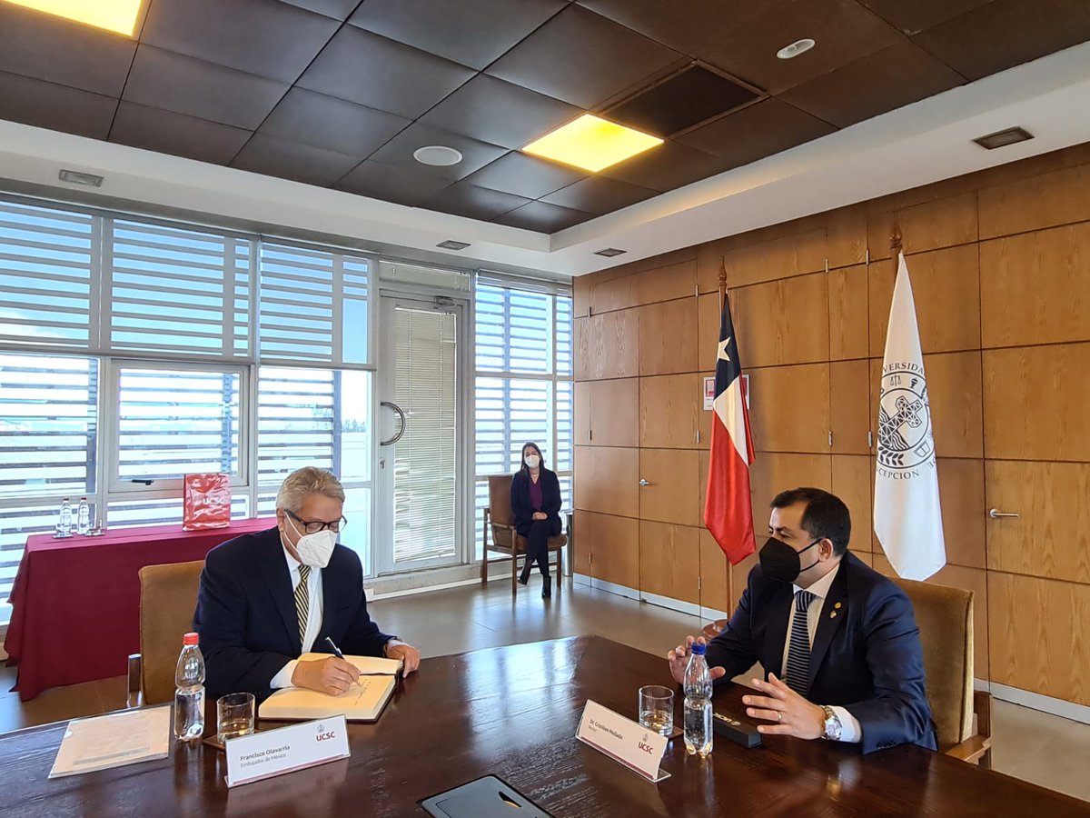 EmbaMexChi's tweet photo. Emb. @fjolavarria se reunió con el Rector de la @ucscconcepcion, Cristhian Mellado, cita en la que se reafirmó el interés de fortalecer el intercambio de académicos e investigadores, mediante la eventual firma de un Convenio General de Colaboración, y de organizar una Semana de🇲🇽 https://t.co/aSHLl6nCOg