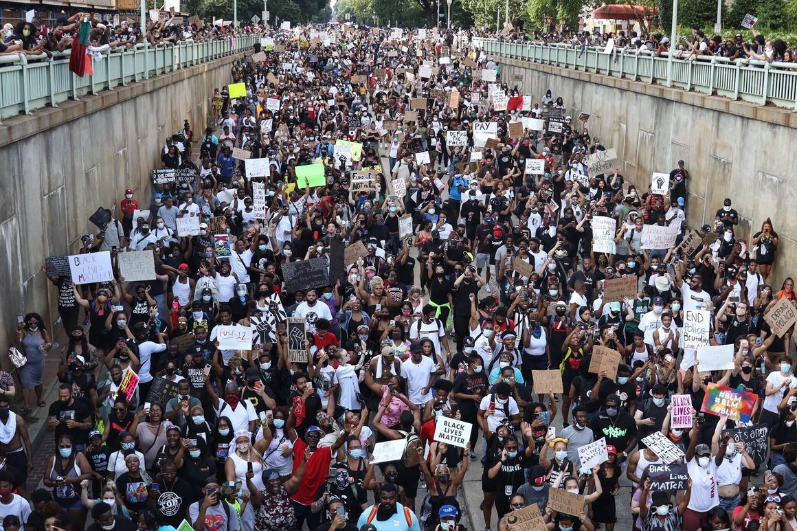 ByronDonalds's tweet photo. According to public health "experts" like Fauci, one of these mass gatherings is ok during a pandemic, and the other is considered 'not smart.'    

Can you guess which is which? https://t.co/x82lbMGo10