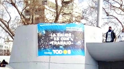 Con la consigna "la salida es con trabajo",  en la Plaza Belgrano de #LaPlata realizaron un acto los movimientos populares que apoyan al <a href="/FrenteDeTodos/">Dennis</a>  - Info Blanco Sobre Negro infoblancosobrenegro.com/nota/85275/en-… <a href="/infoblancosobre/">infoblancosobrenegro</a>