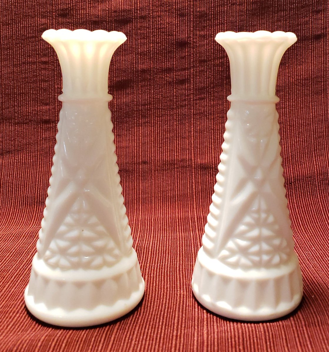 atticesoterica's tweet photo. Pair Of Vintage Anchor Hocking Bud Vases, White Milk Glass With Star Pattern, Made In America, Early American Pressed Glass (EAPG) https://t.co/MVfIsa3vHV #AtticEsoterica #Curios #RetroVase https://t.co/xrwHPufICp