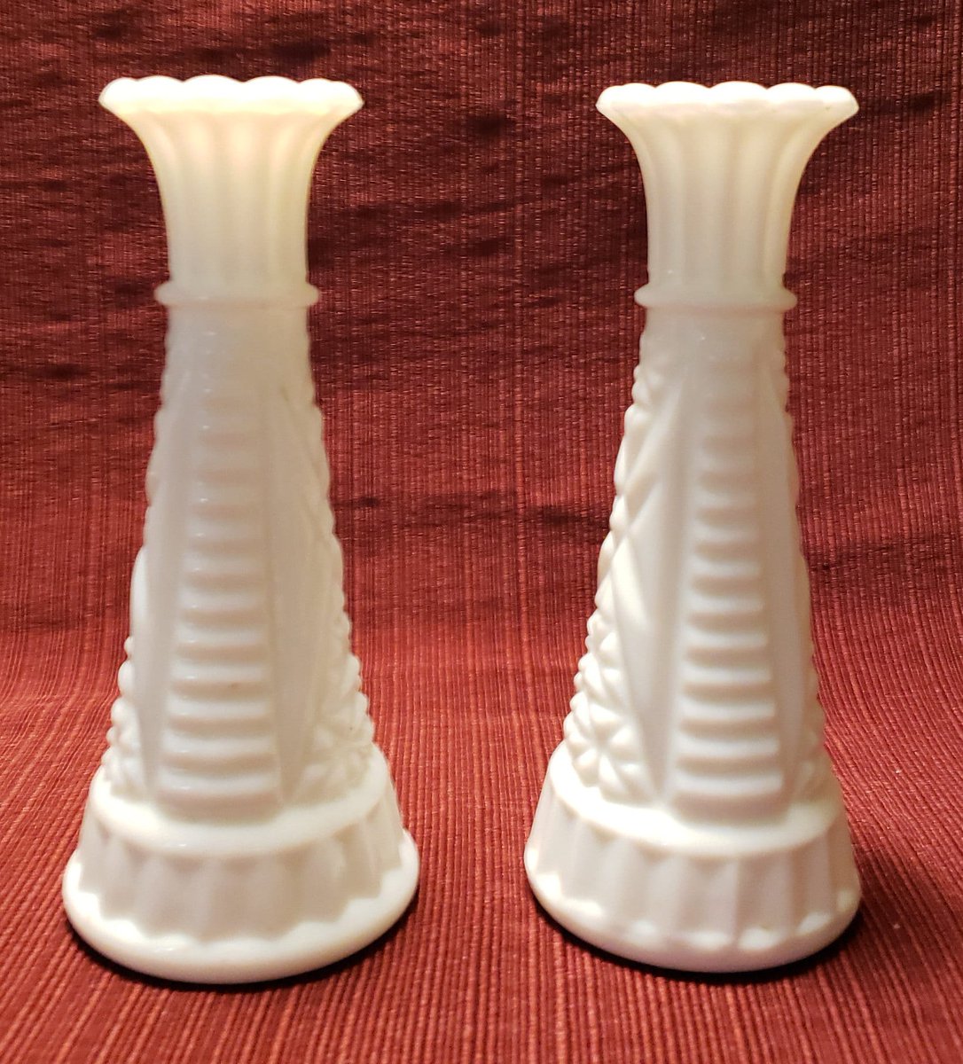atticesoterica's tweet photo. Pair Of Vintage Anchor Hocking Bud Vases, White Milk Glass With Star Pattern, Made In America, Early American Pressed Glass (EAPG) https://t.co/MVfIsa3vHV #AtticEsoterica #Curios #RetroVase https://t.co/xrwHPufICp