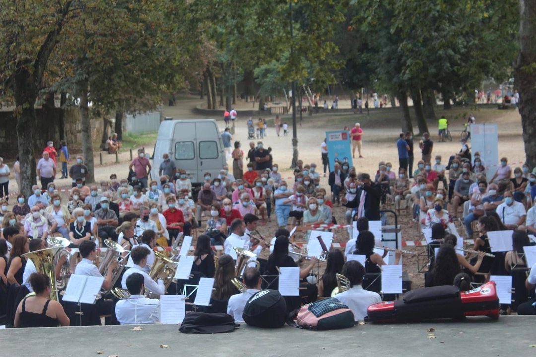 bandabeade's tweet photo. Imaxes do concerto do domingo no parque de Castrelos. #bandaescolamúsicaBeade #bandaBeade #Vigounmardebandas https://t.co/RDTsYp9xKe